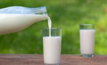Latte versato in un bicchiere di vetro