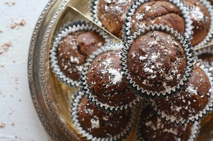 montagna di muffin al cacao sopra un vassoio
