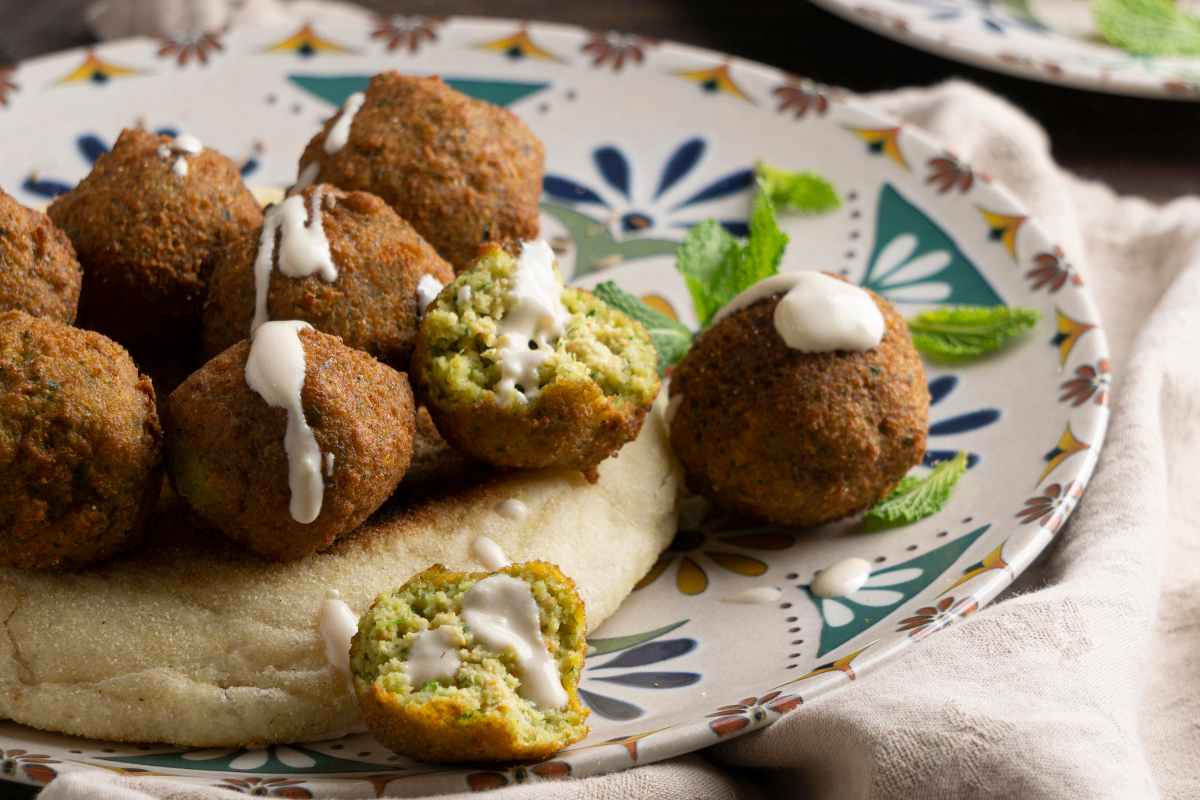 polpette fave e ricotta in un piatto