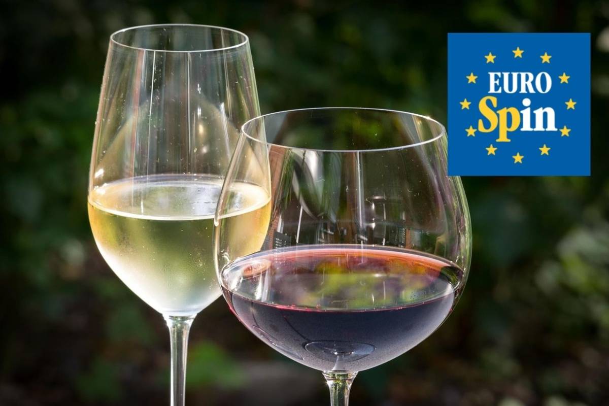 un calice di vino bianco e un calice di vino rosso e il logo di eurospin