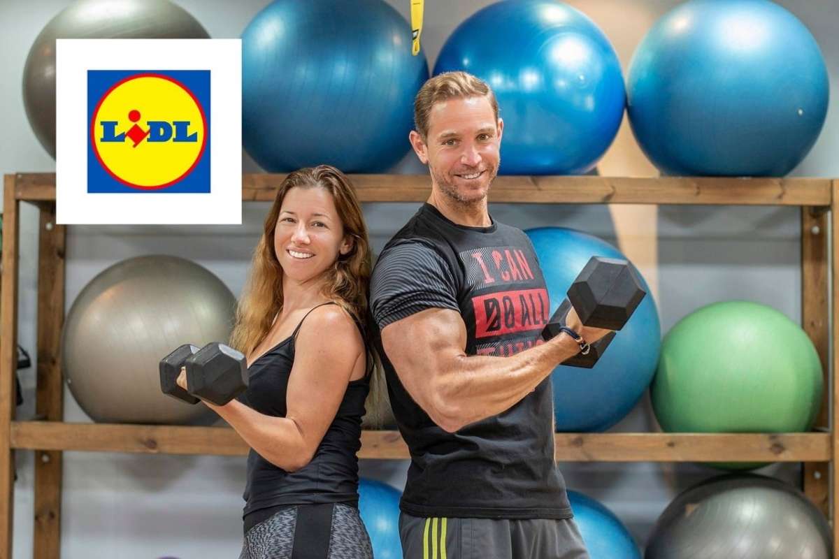 uomo e donna in palestra con dei pesi in mano e il logo di lidl