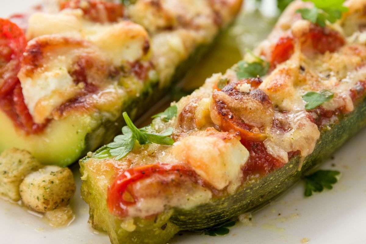 zucchine ripiene su una teglia