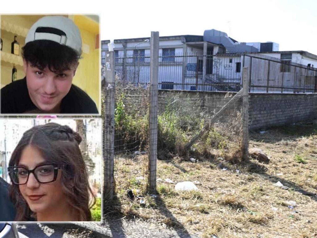 Sullo sfondo, lo stabile abbandonato dov'è stata trovata morta Martina Carbonaro. In primo piano Alessio Tucci e la quattordicenne