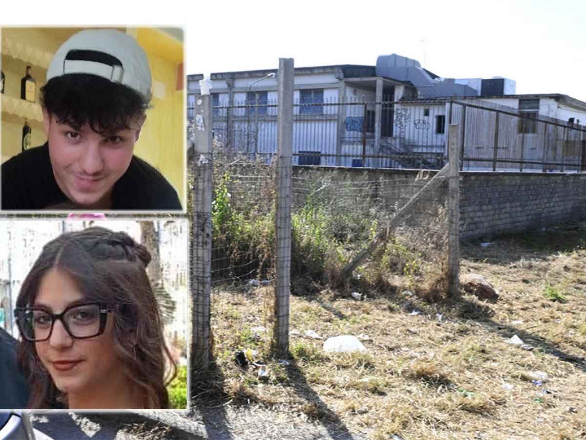 Sullo sfondo, lo stabile abbandonato dov'è stata trovata morta Martina Carbonaro. In primo piano Alessio Tucci e la quattordicenne