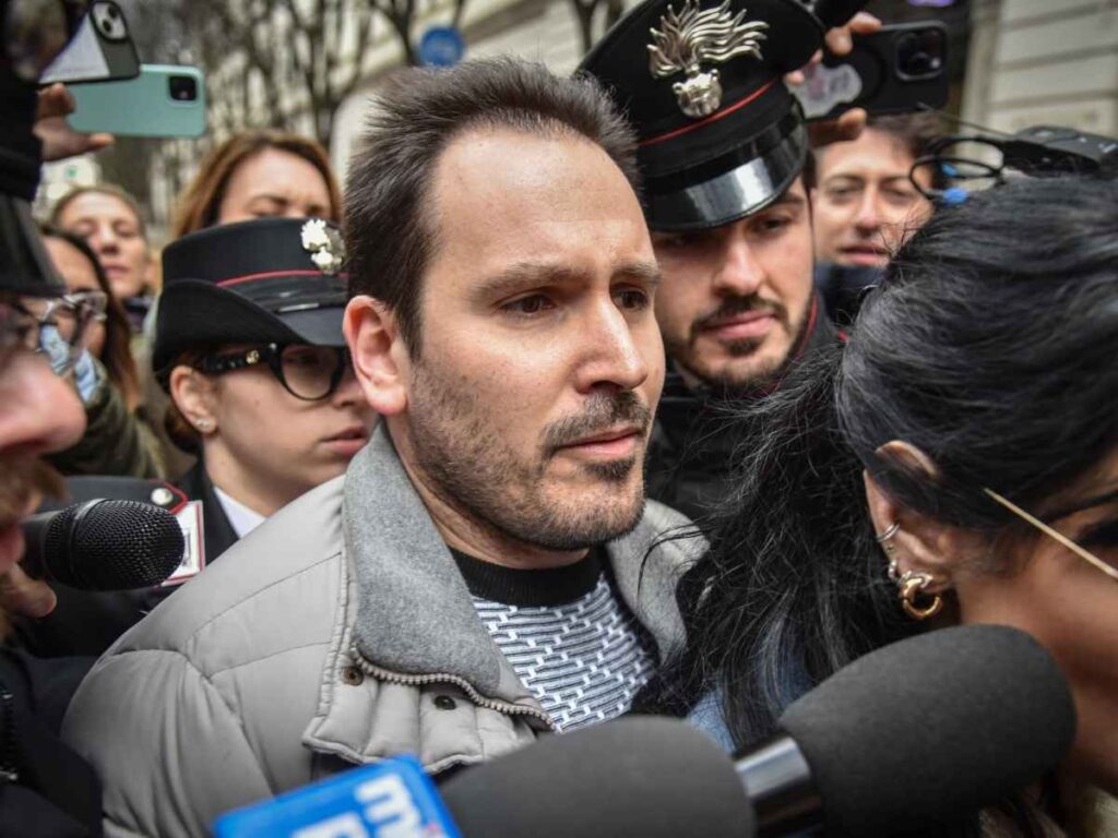 Andrea Sempio parla con i giornalisti