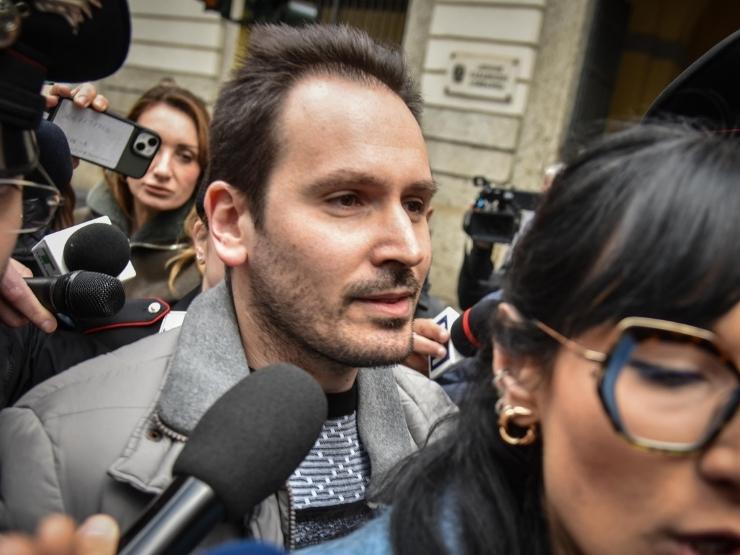 Andrea Sempio con i giornalisti