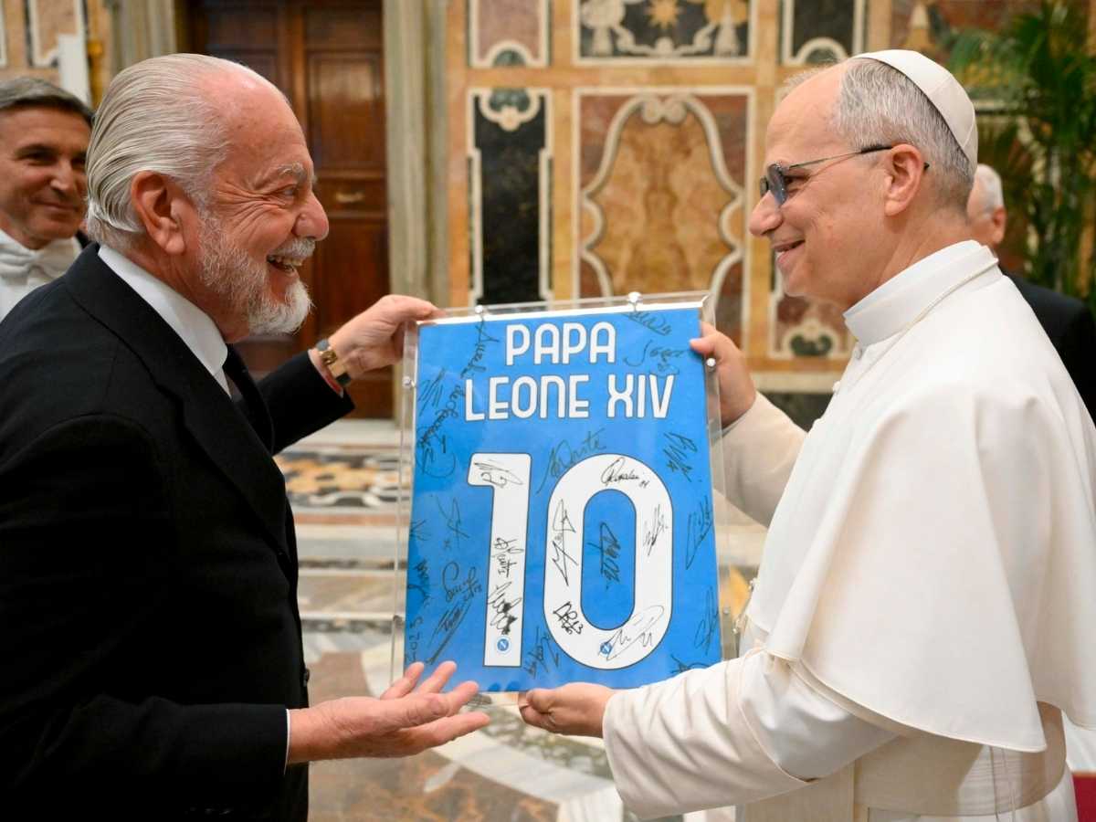 Aurelio De Laurentiis regala la maglia del Napoli a Papa Leone XIV