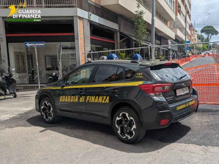 Blitz asfalto Roma auto finanza