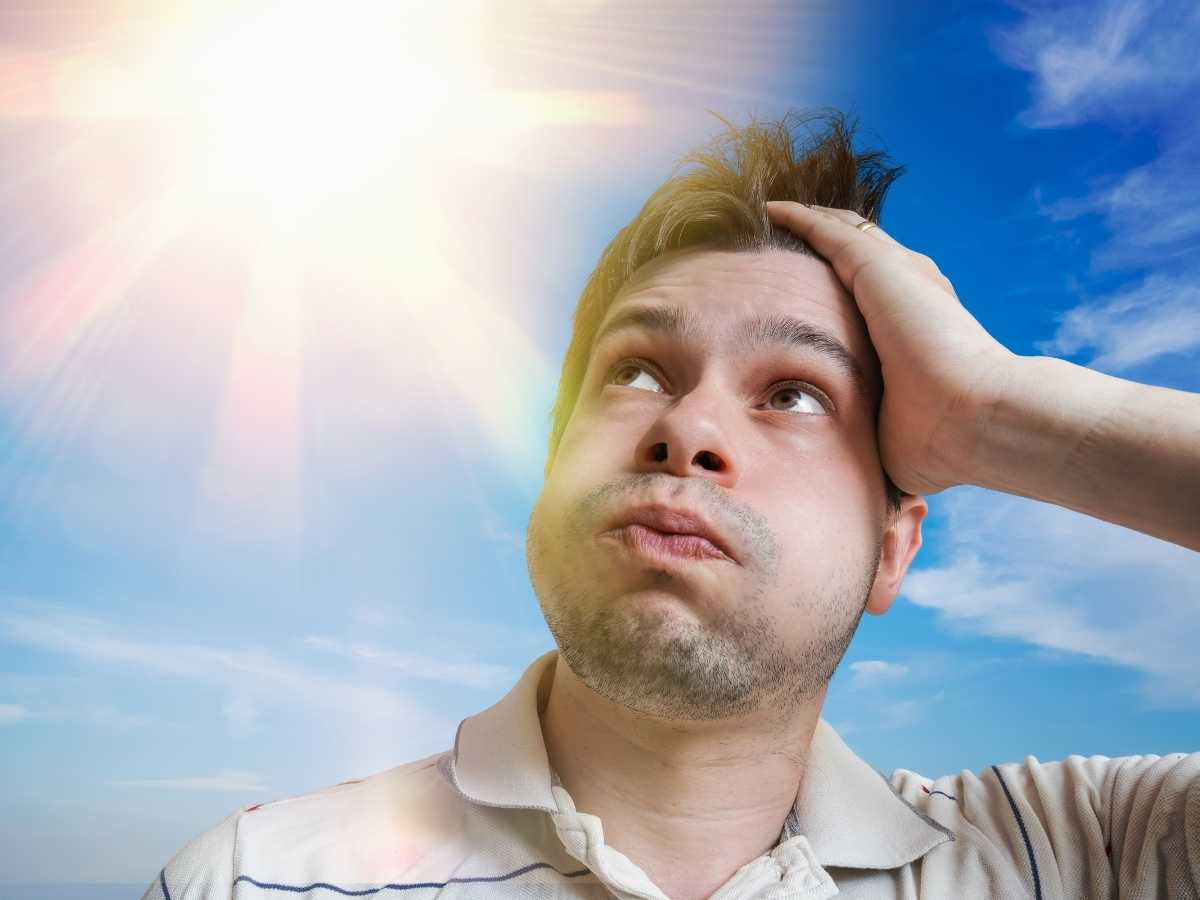 Un ragazzo soffre il caldo