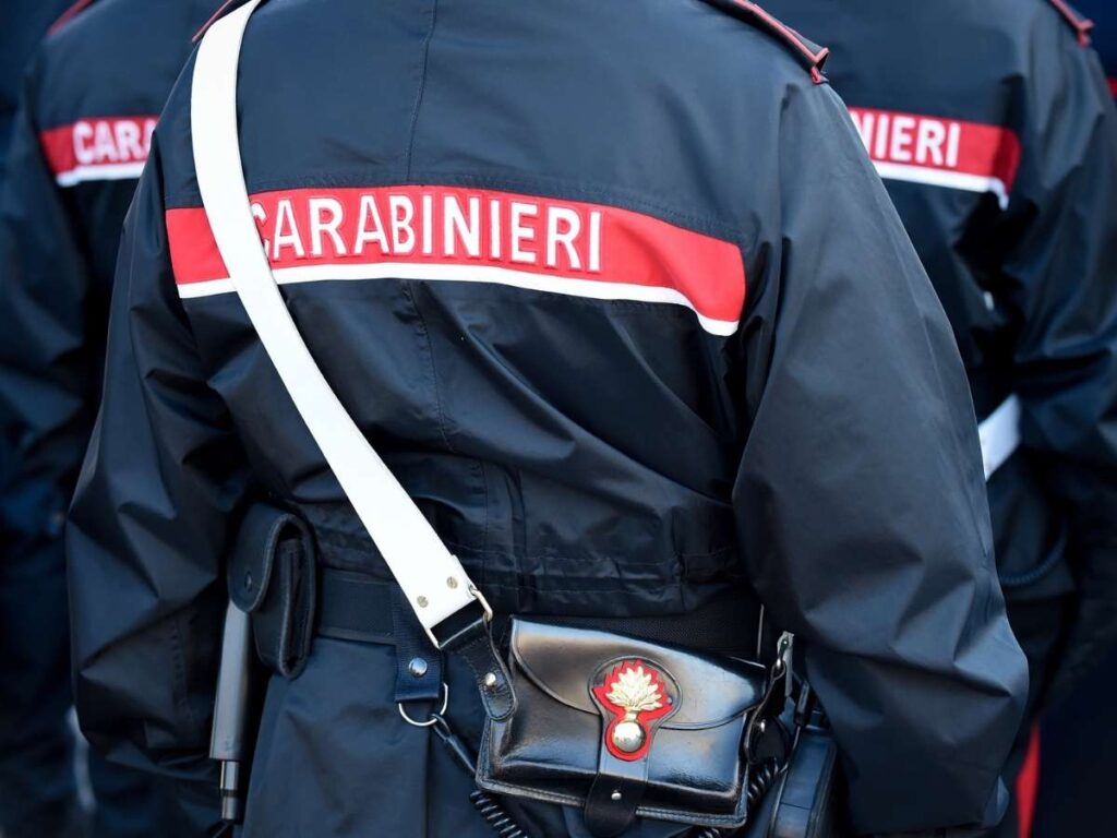 Un carabiniere di spalle in divisa