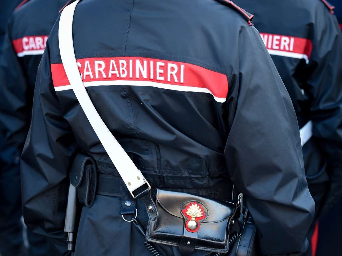 Un carabiniere di spalle in divisa
