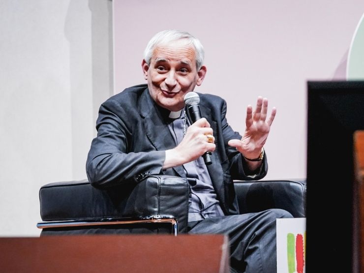 Il cardinale Matteo Maria Zuppi parla in pubblico