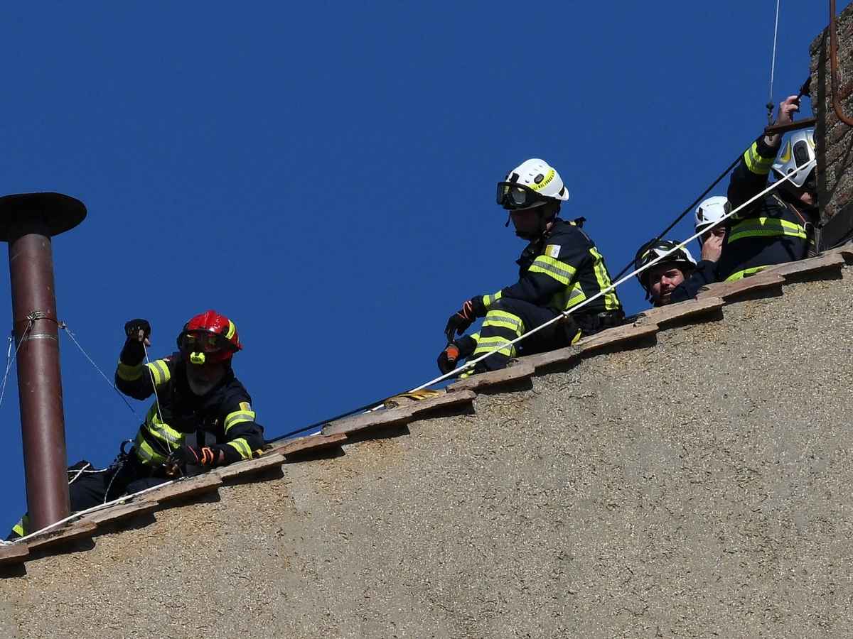 I vigili del fuoco installano il comignolo sul tetto della Cappella Sistina in vista del conclave