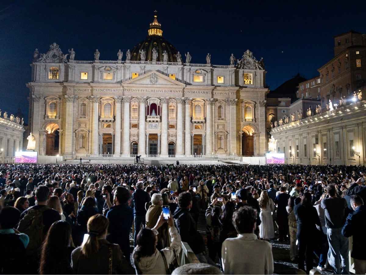 Fedeli in attesa per il conclave