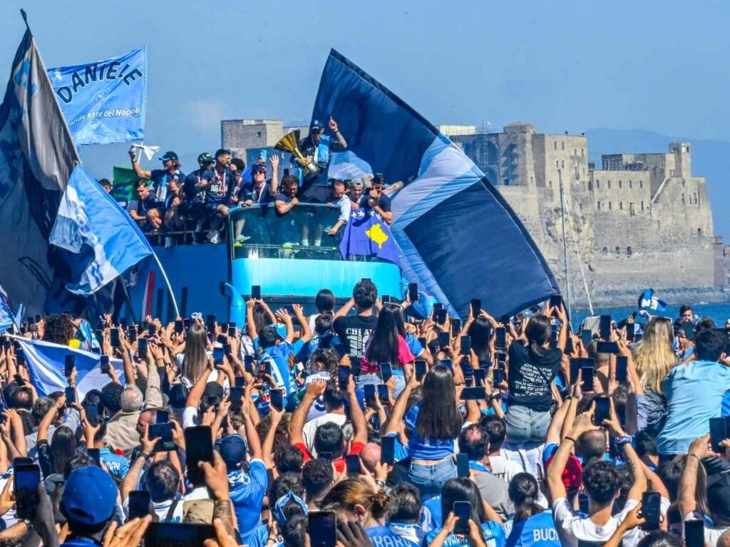 Napoli festeggia lo scudetto accogliendo la squadra sul lungomare Caracciolo