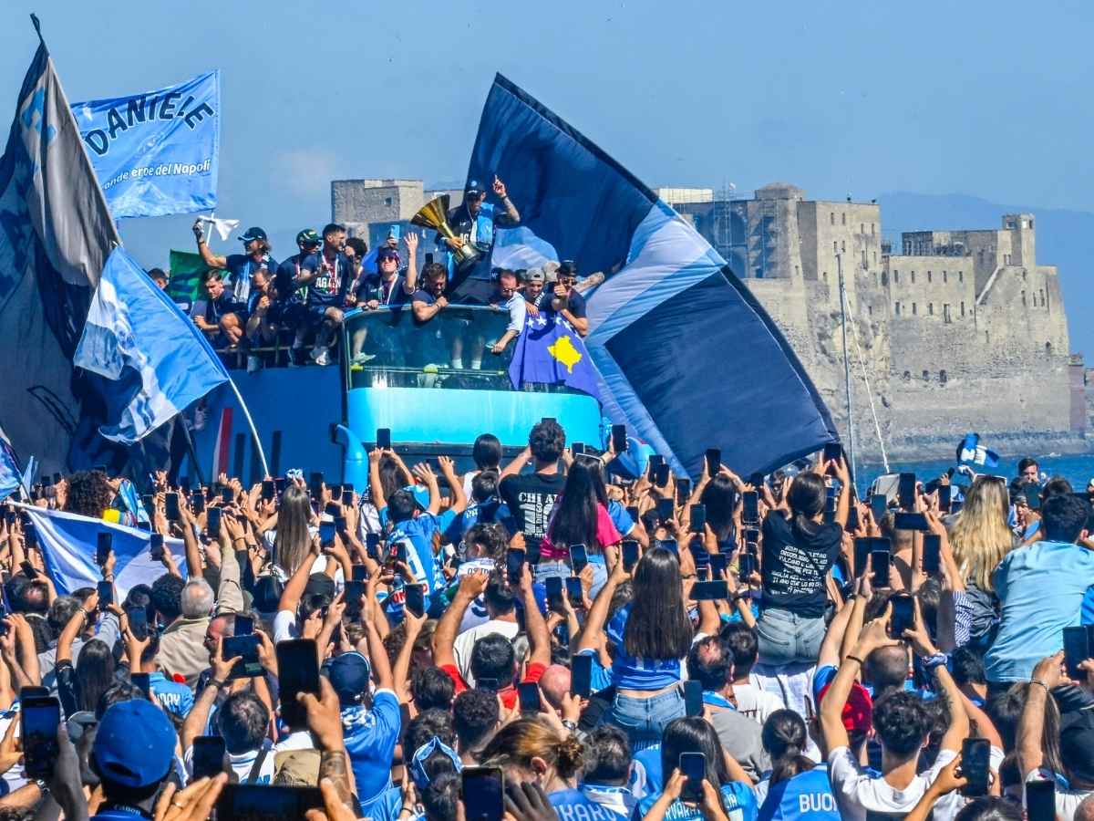 Napoli festeggia lo scudetto accogliendo la squadra sul lungomare Caracciolo