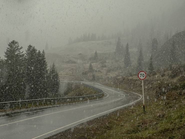 Forte pioggia e vento per strada