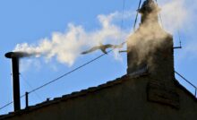 La fumata bianca dal comignolo della Cappella Sistina: è stato eletto il nuovo Papa