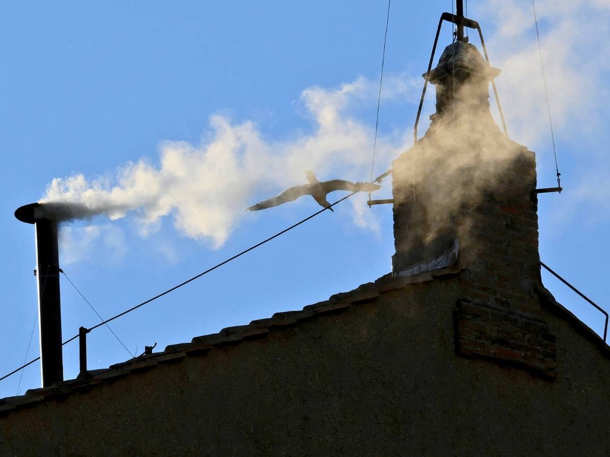 La fumata bianca dal comignolo della Cappella Sistina: è stato eletto il nuovo Papa