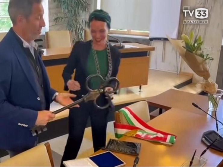 Katharina Zeller non accetta di indossare la fascia tricolore e la posa sul tavolo