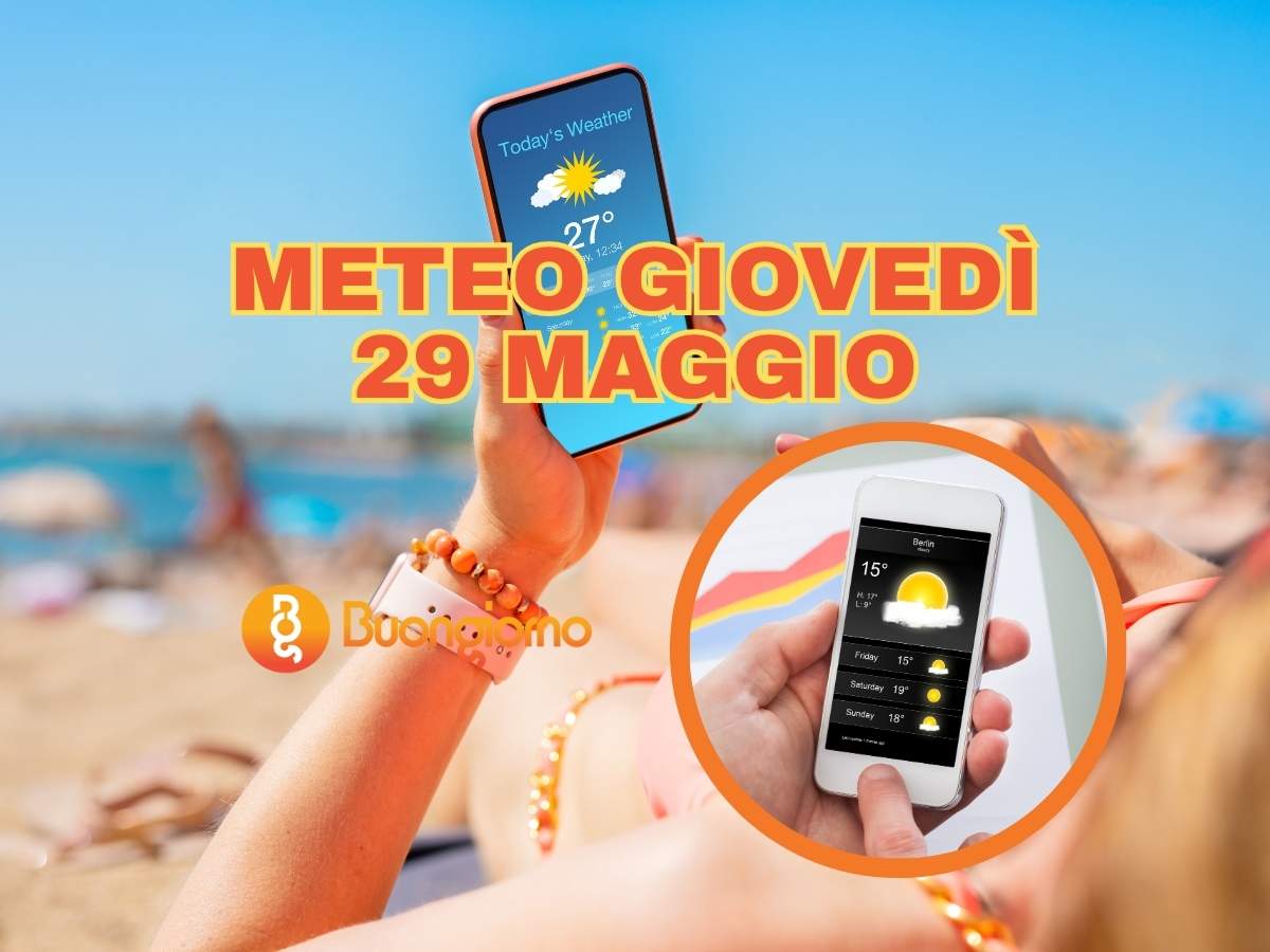 Sullo sfondo una ragazza prende il sole sulla spiaggia mentre guarda il meteo sullo smartphone. In primo piano il meteo di giovedì 29 maggio 2025