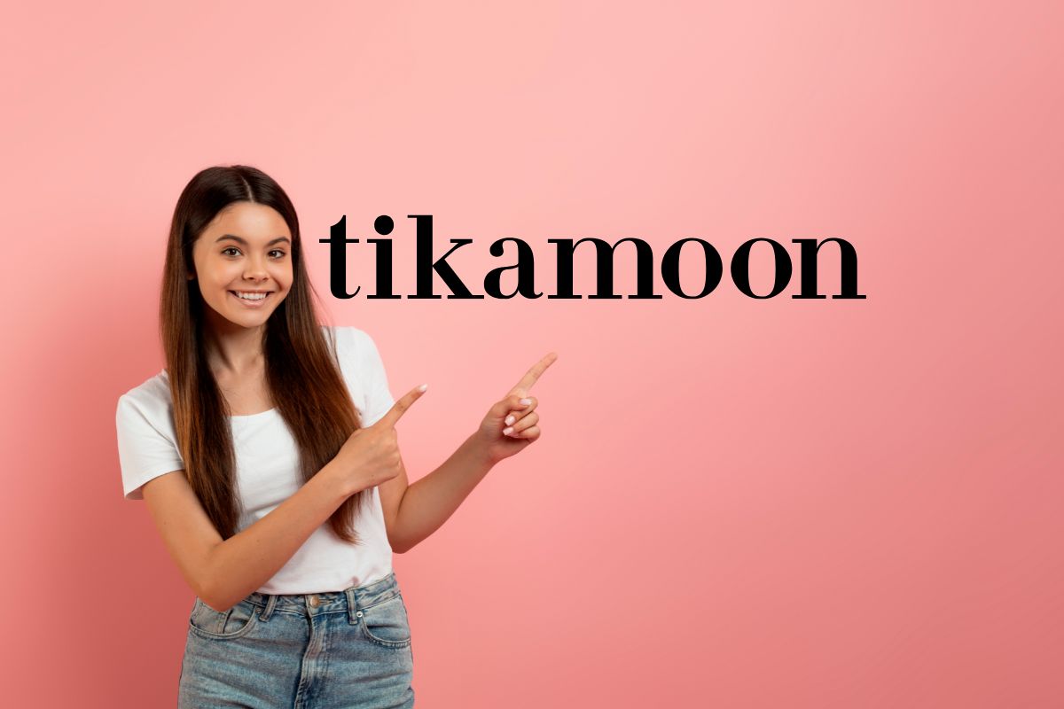 Migliore offerta del giorno, ragazza indica il logo tikamoon