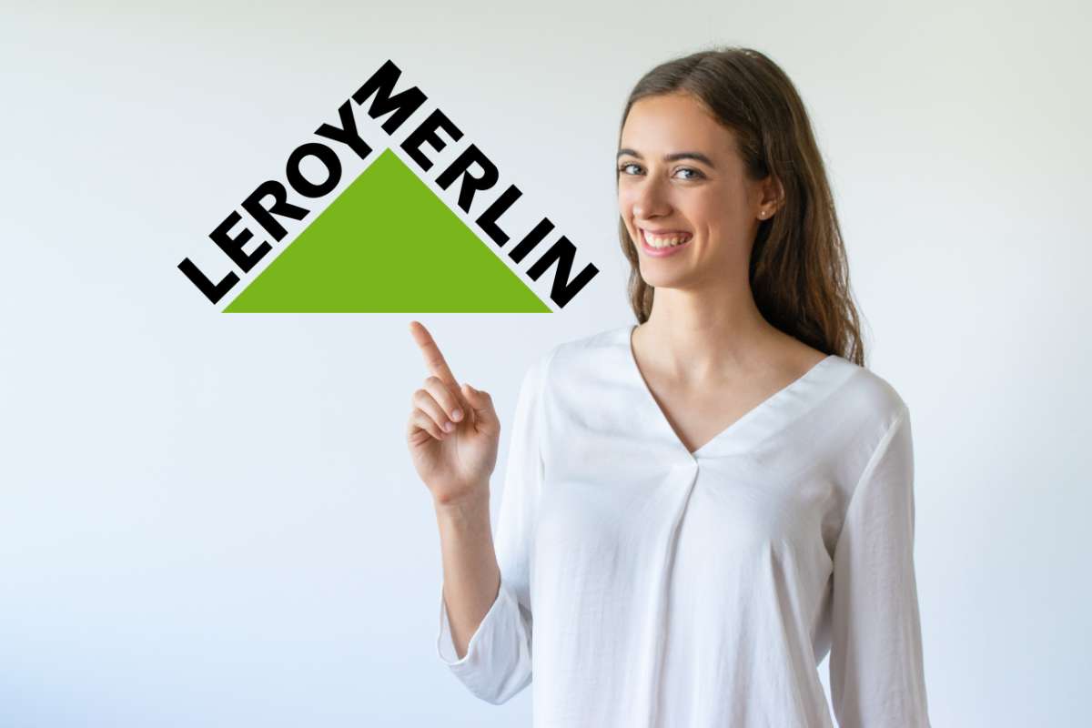 ragazza indica il logo leroy merlin per la migliore offerta del giorno
