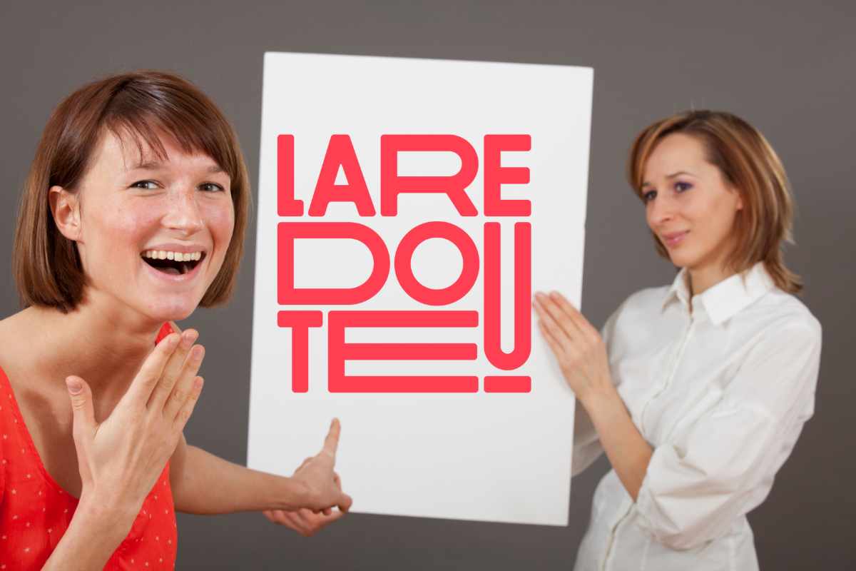due ragazze indicano il logo La Redoute per la migliore offerta del giorno