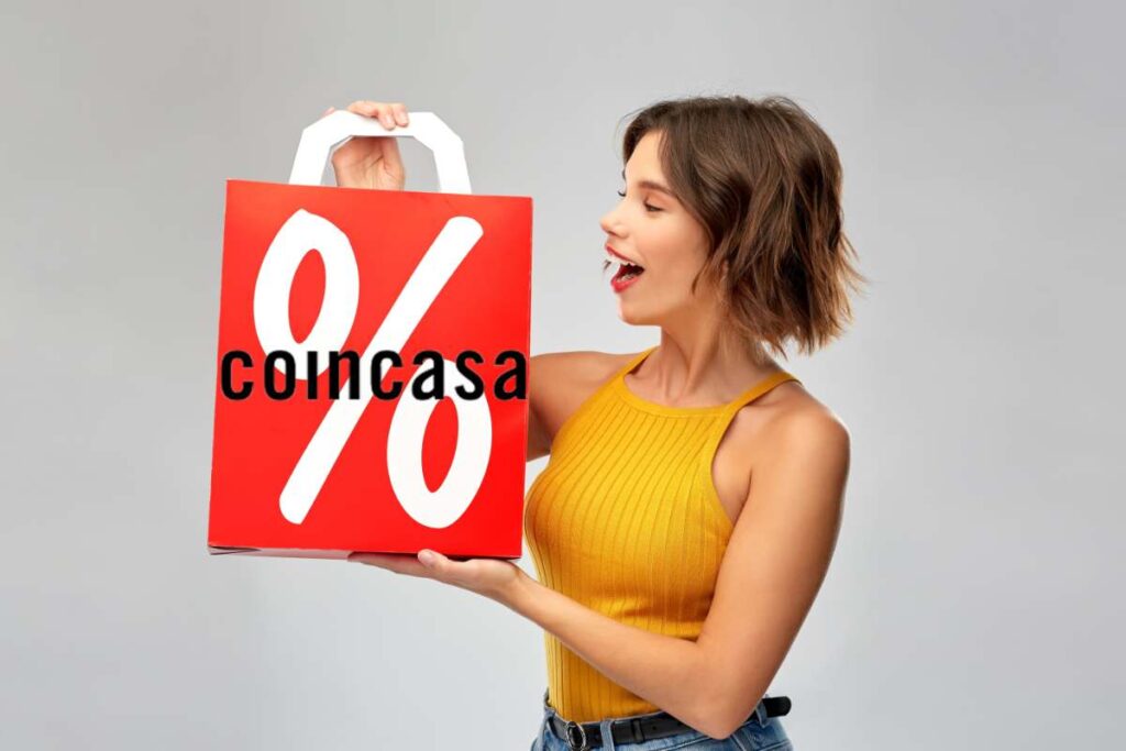 Ragazza tiene in mano una busta con logo CoinCasa per la migliore offerta del giorno