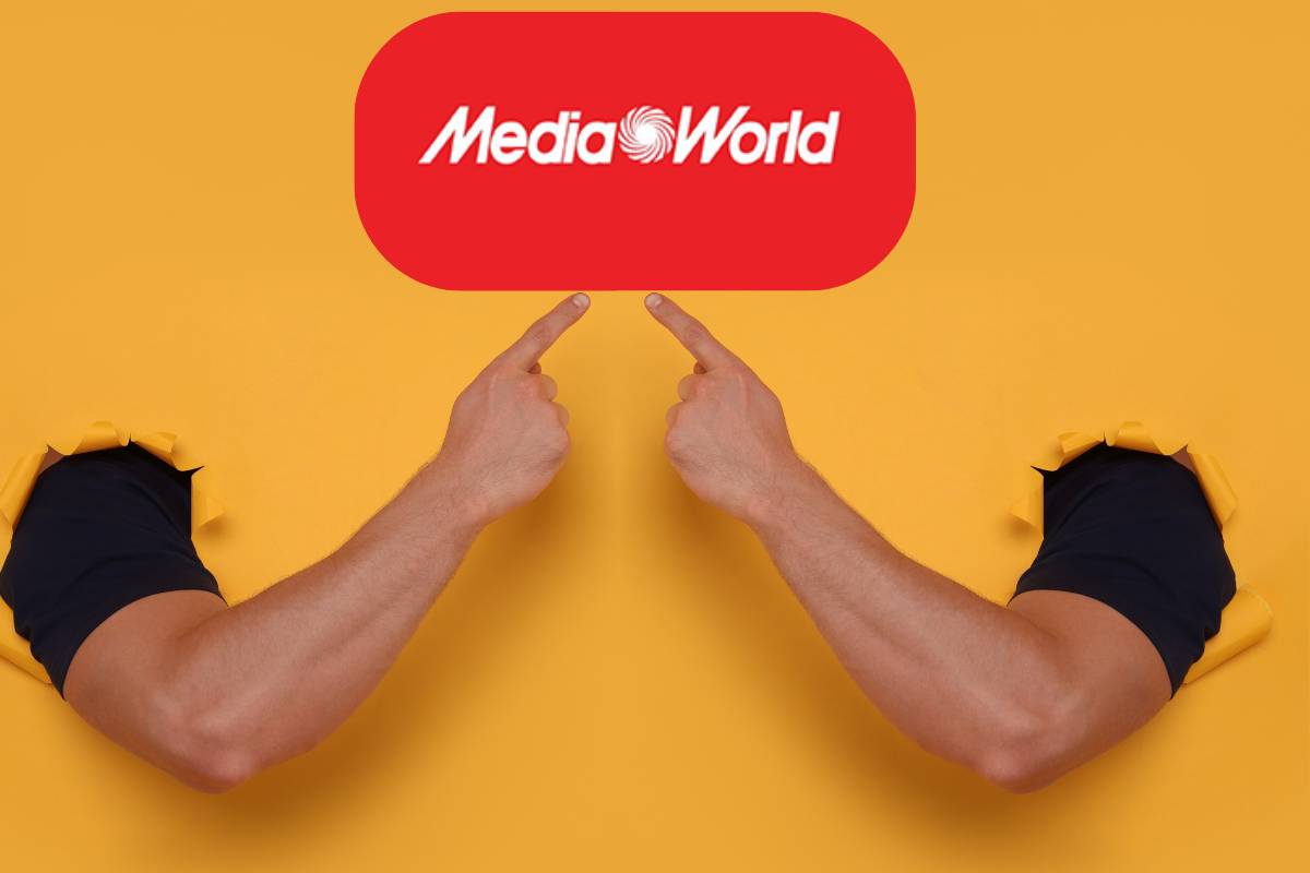 braccia con dito puntato sul logo mediaworld per la migliore offerta del giorno
