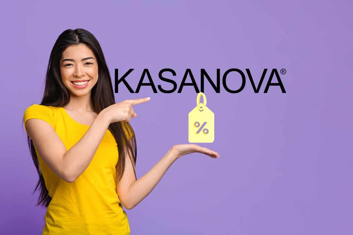 ragazza indica il logo kasanova e sconto per la migliore offerta del giorno