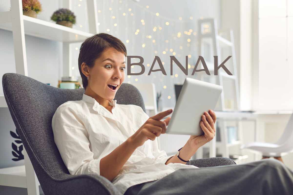 donna guarda un tablet sorpresa della migliore offerta del giorno e logo Banak