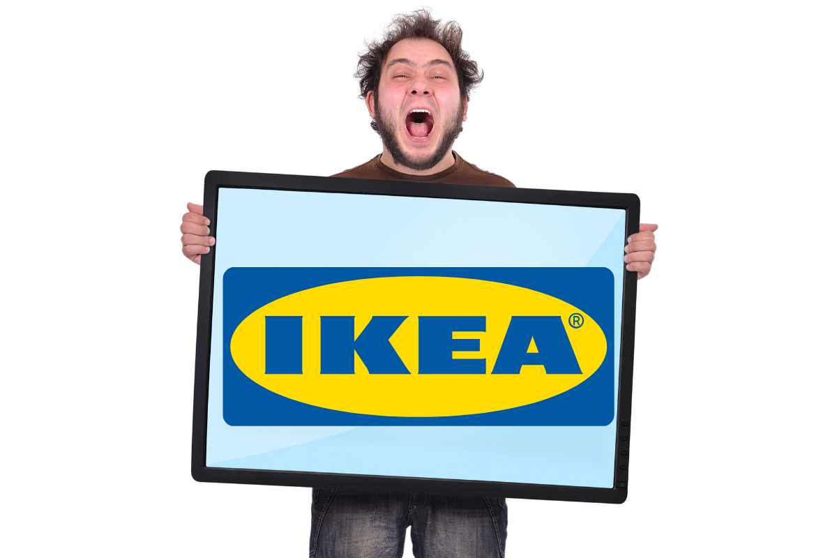 ragazzo urla tenendo in mano un pannello con il logo ikea per la migliore offerta del giorno