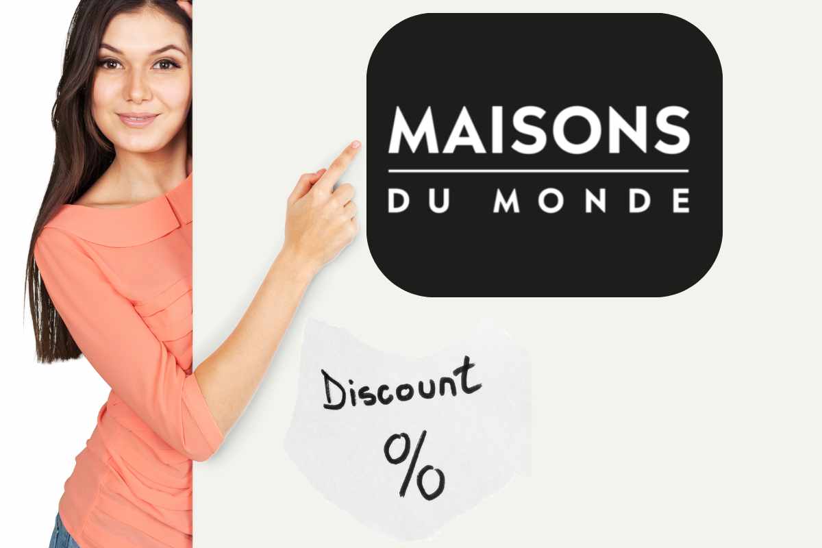 ragazza indica il logo maisons du monde per la migliore offerta del giorno