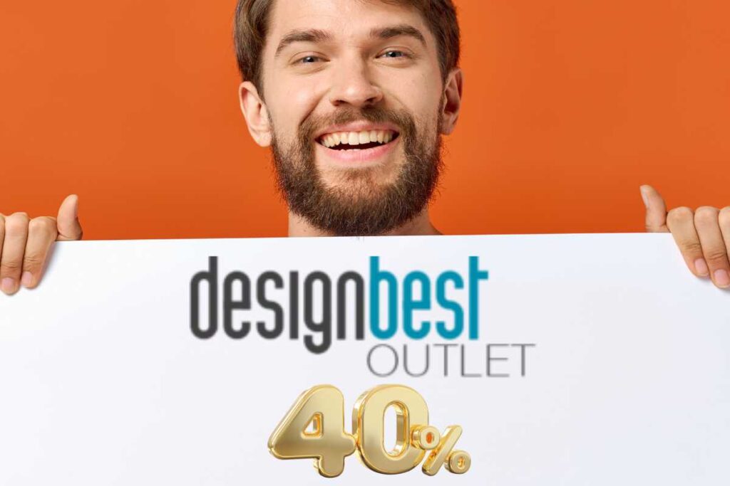 ragazzo sorridente regge un cartello con logo di Outlet Design e sconto 40% per la migliore offerta del giorno