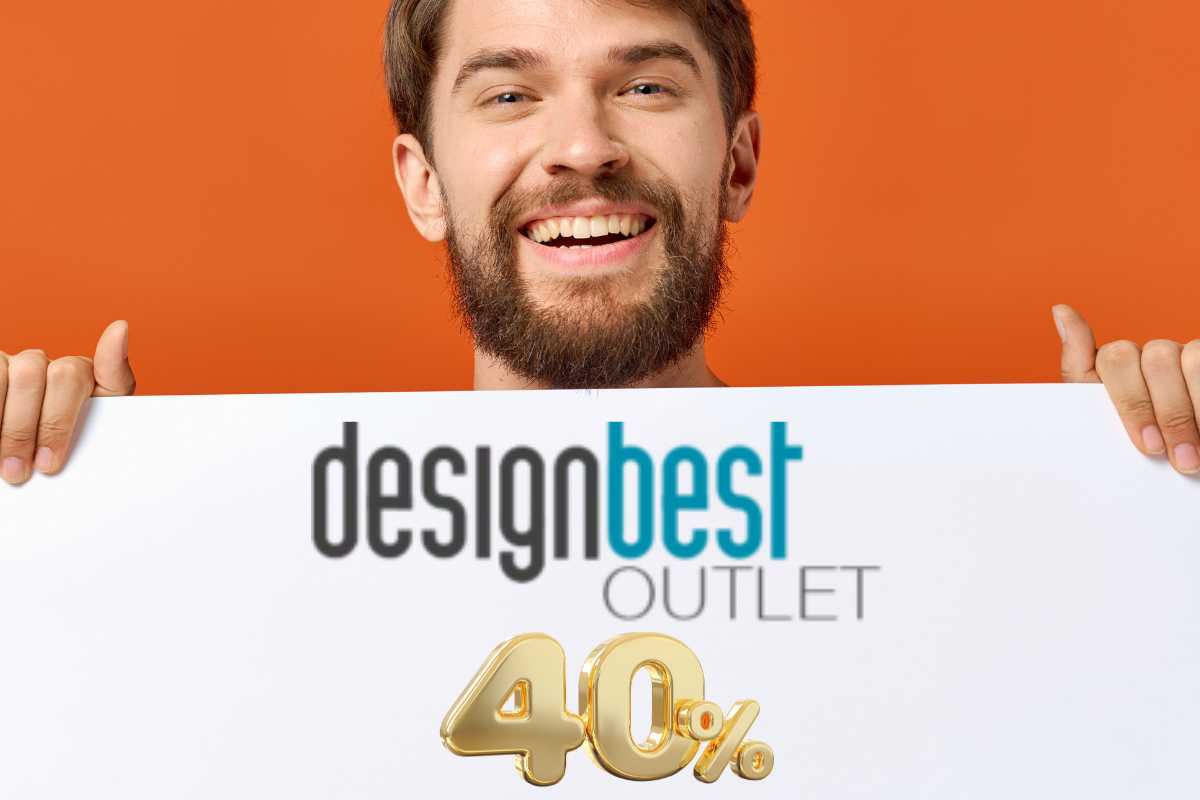 ragazzo sorridente regge un cartello con logo di Outlet Design e sconto 40% per la migliore offerta del giorno