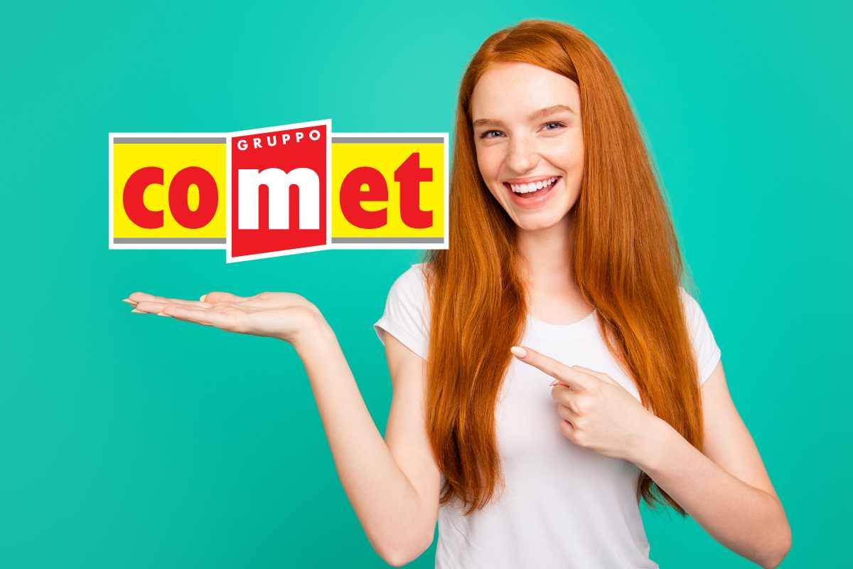 ragazza con i capelli lunghi e rossi sorride indicando il logo Comet per la migliore offerta del giorno