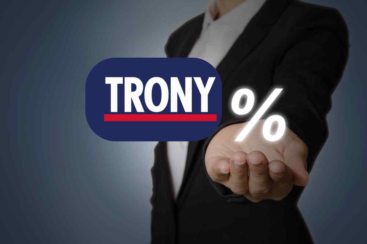 logo trony e percentuale sospesi su una mano