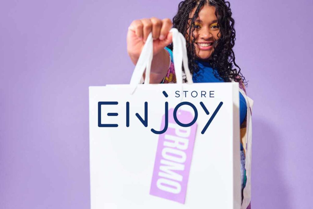 ragazza tiene in mano uno shopper con logo Enjoy Store e scritta promo per la migliore offerta del giorno