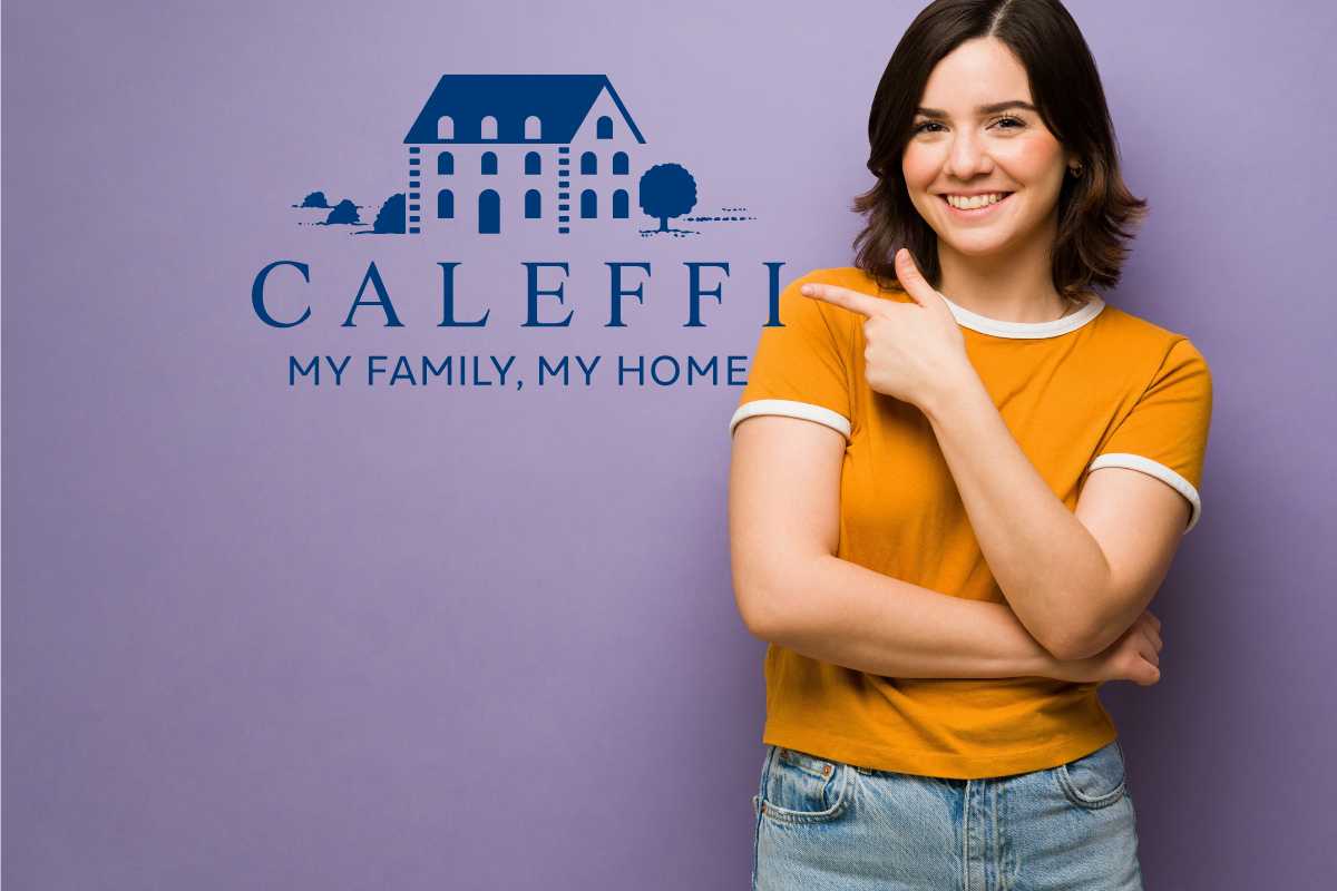 ragazza indica il logo caleffi per la migliore offerta del giorno