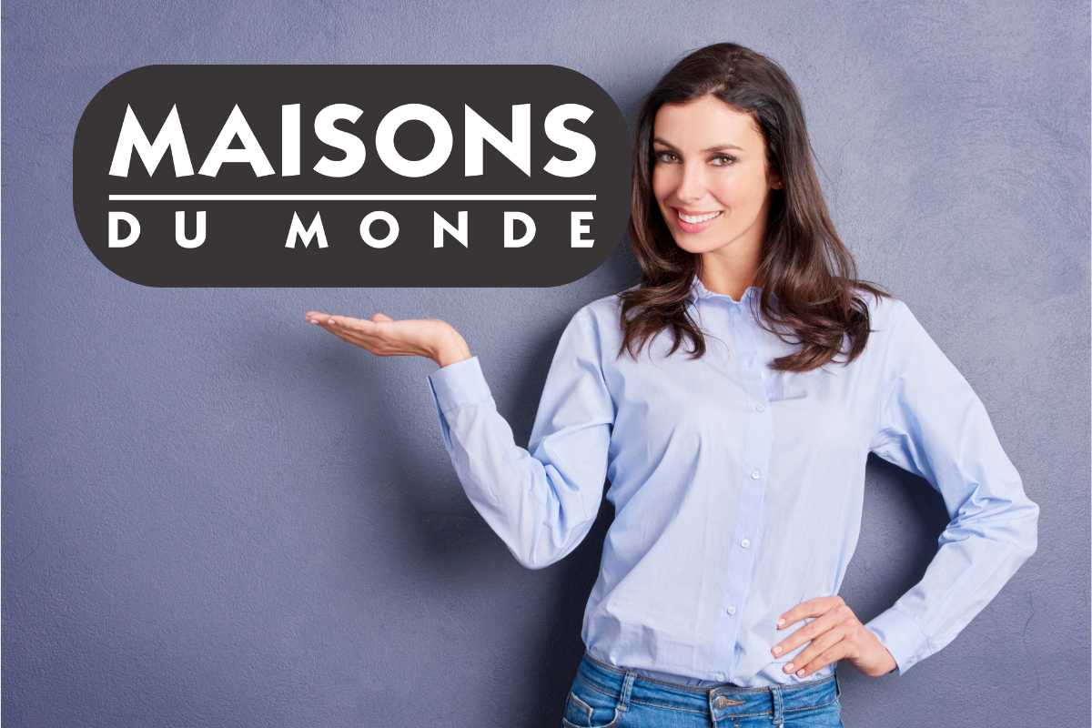 ragazza indica il logo Maisons du Monde per la migliore offerta del giorno