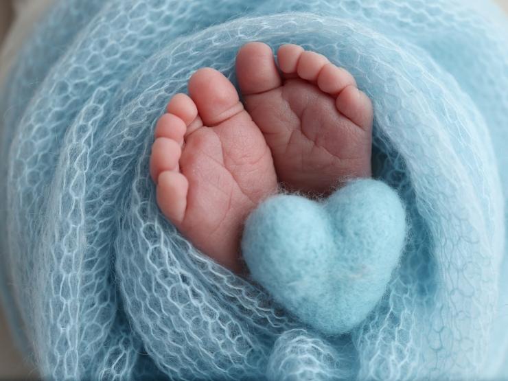 Neonato avvolto in una coperta