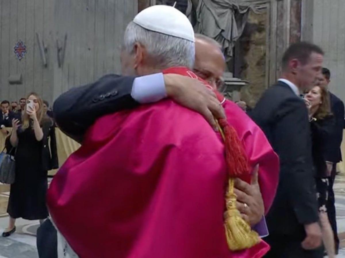 Papa Leone abbraccia il fratello maggiore Louis