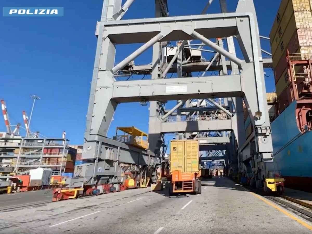 Un camion nel porto di Genova