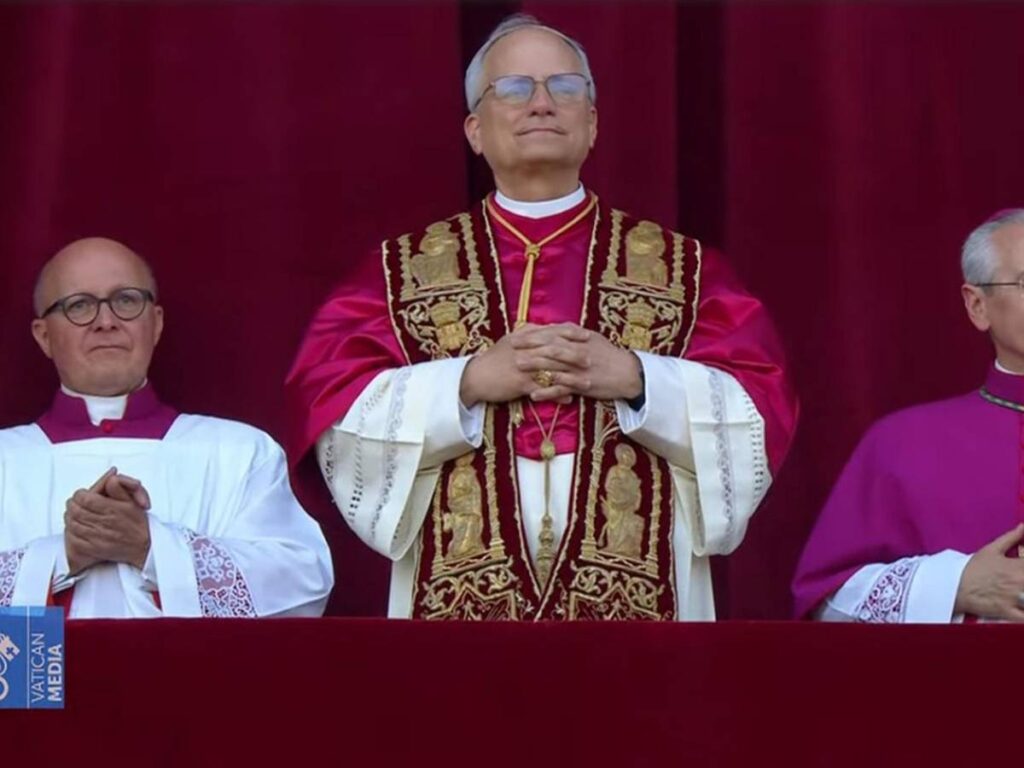 Leone XIV si affaccia dalla loggia di San Pietro per il primo saluto ai fedeli