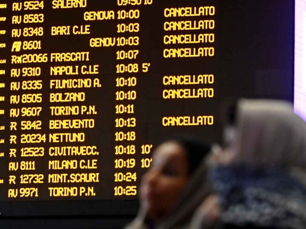 Cartellone con treni cancellati durante lo sciopero dei mezzi pubblici