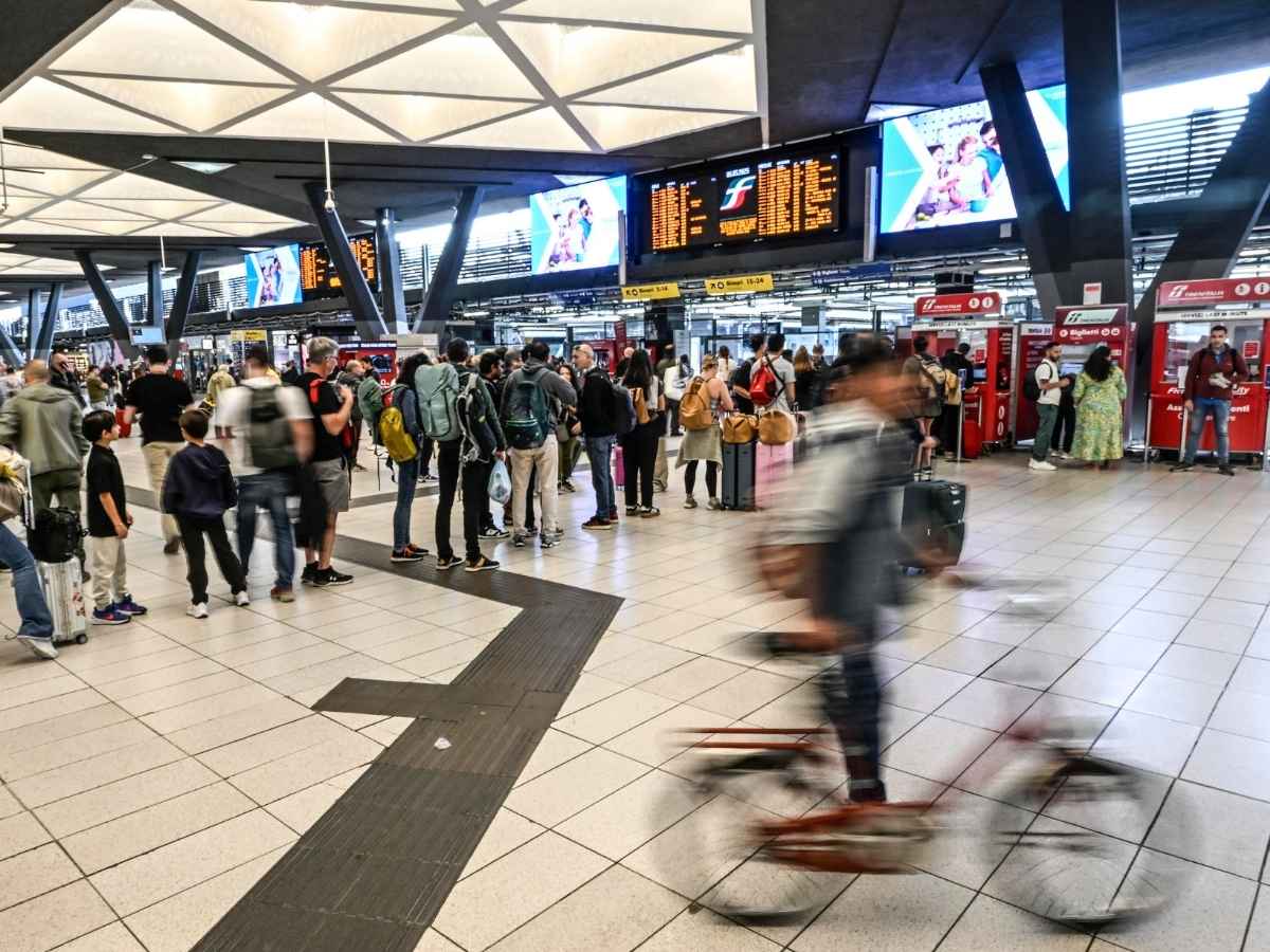 Viaggiatori aspettano il treno durante lo sciopero dei trasporti del 23 maggio 2025