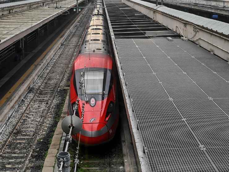 Treno fermo alla stazione