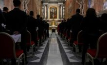 Gli addetti ai lavori giurano segreto in vista del conclave per l'elezione del Papa