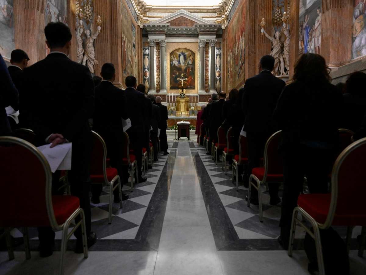 Gli addetti ai lavori giurano segreto in vista del conclave per l'elezione del Papa